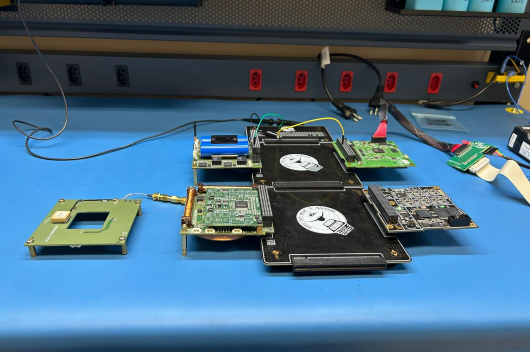 Imagem: nanossatélite desmontado em uma mesa