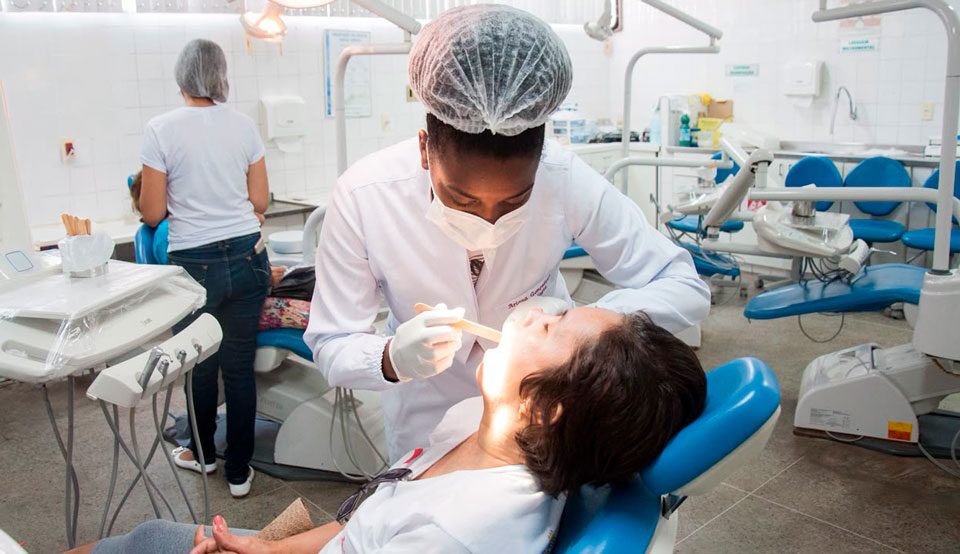 Imagem: dentista fazendo atendimento