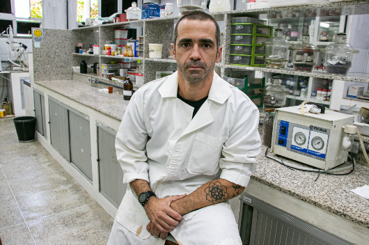 Imagem: professor Diego Lomonaco de jaleco no laboratório